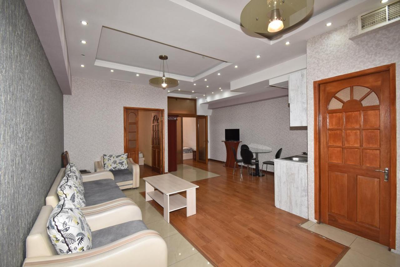 Armenak Apartment No 8, Abovyan Street Jereván Kültér fotó